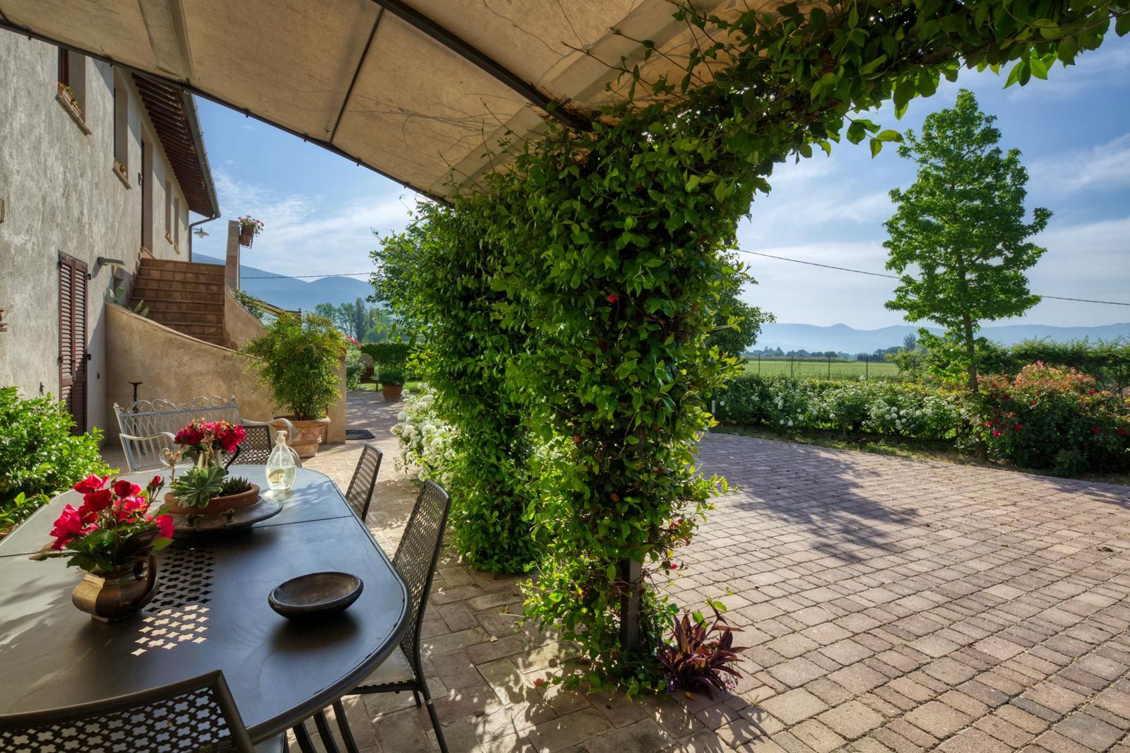 Terrazza con pergola e panorama sulla Valle Umbra